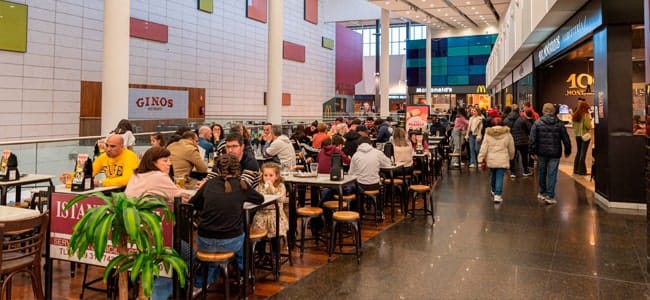 zona de restaurantes en Ferial Plaza