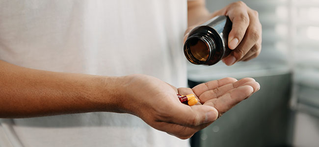 Una persona tomando suplementos